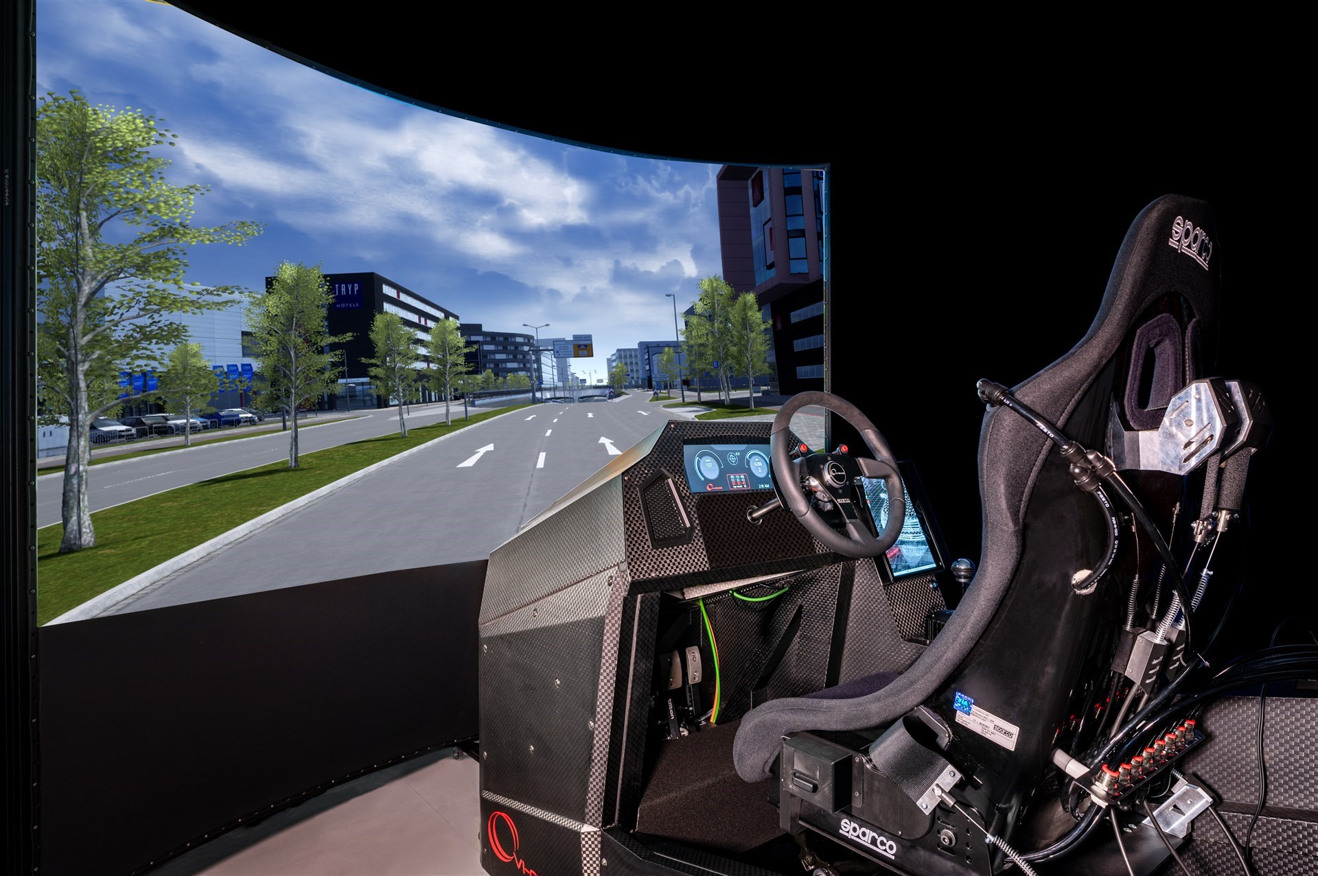 compact-simulator-carbon-fiber-2-.jpg