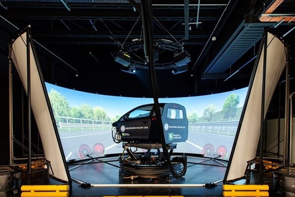 New simulator puts people in a full-size car to understand their driving  behavior
